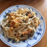 人参、しめじ、炒り卵のめんつゆマヨ焼きうどん